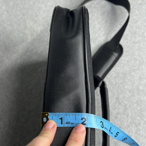 Kenneth Cole Reaction R Tech IPAD Tablet Case 9"H x 12"W x 2"D Black - Picture 9 of 11